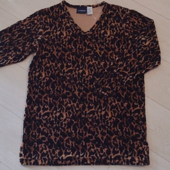 🆕 LIZ CLAIBORN SPORT Cotton to Mimic STRETCH VELVET Leopard Print V-Neck Top!! - Picture 4 of 5